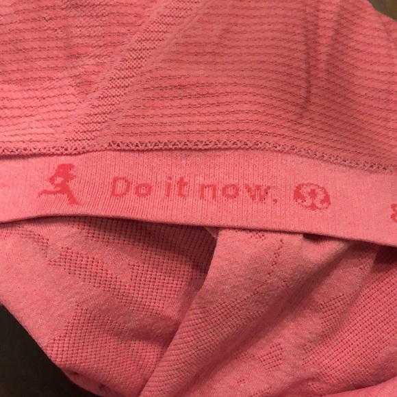 💄Lululemon Long-sleeved + thumb holes “get out and run” athletic pattern top - Picture 6 of 14